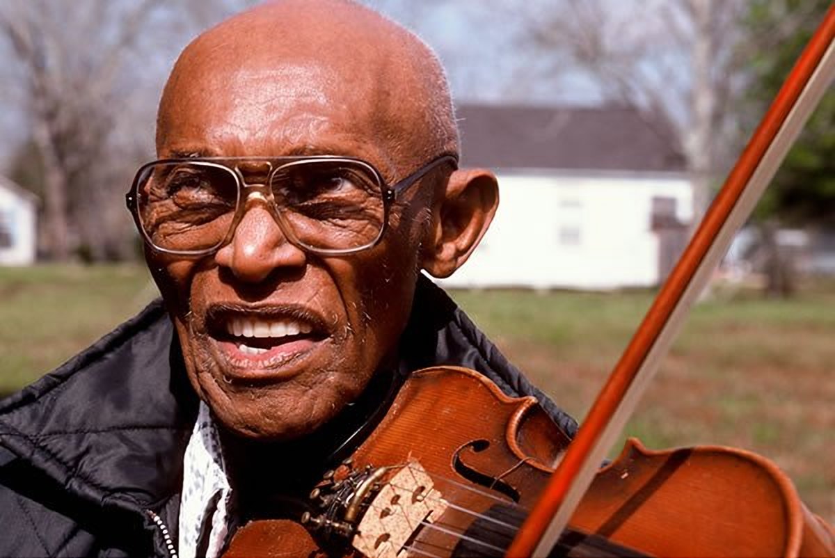 Creole fiddler Canray Fontenot with his fiddle, 1986